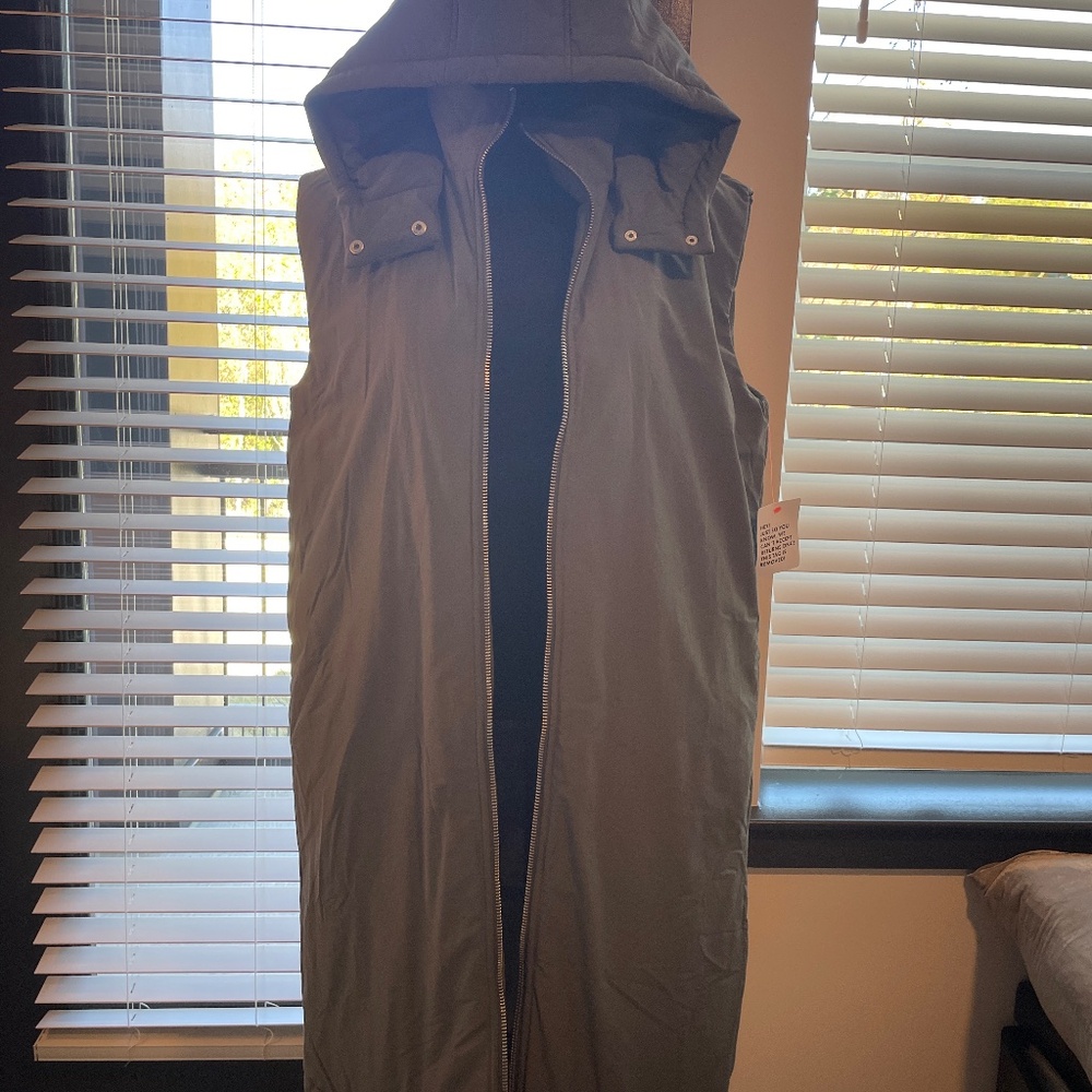 NWT  LONG GRAY PUFFER HOODED VEST/COAT